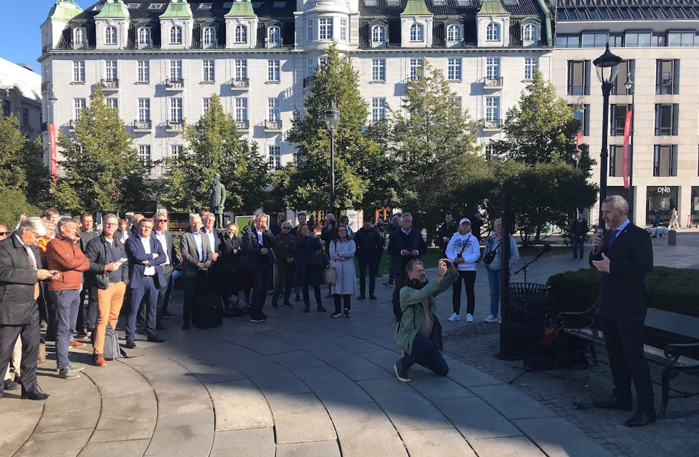 Oppmøte foran Stortinget i dag. Marius Nilsen fra Frp holder apell. En rekke politikere og demonstranter har møtt opp.