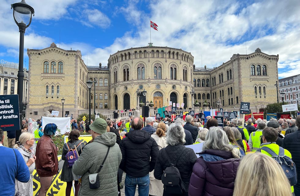 Bilde tatt fra strøm-demonstrasjon foran Stortinget, etter Stortingets hastemøte den 19. september 2022. Foto: Redaksjonen