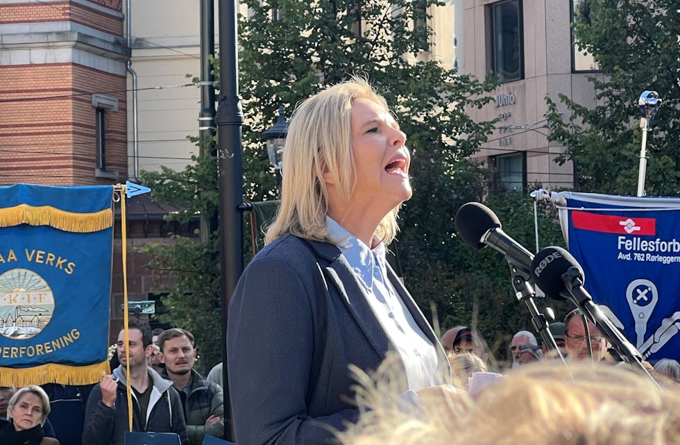 Sylvi Listhaug ble kritisert av både Støre og Solberg for å ha uttalt fra Stortingets talerstol den 19. september at hun var lei av politikere som bare skylde på krigen for de høye strømprisene. 