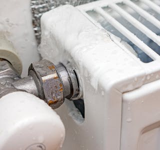 If advarer mot strømsparing som kan gi frostskader som ikke dekkes av forsikringen.