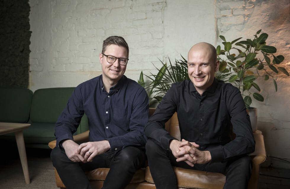 Tibber ble grunnlagt i 2016 av svenske Daniel Lindén (til venstre) og norske Edgeir Vårdal Aksnes (til høyre). I forrige uke brøt de 14-dagers fristen mente Forbrukertilsynet. I dag kunngjør departementet at de utvider fristen til 30 dager med virkning fra 1. november.