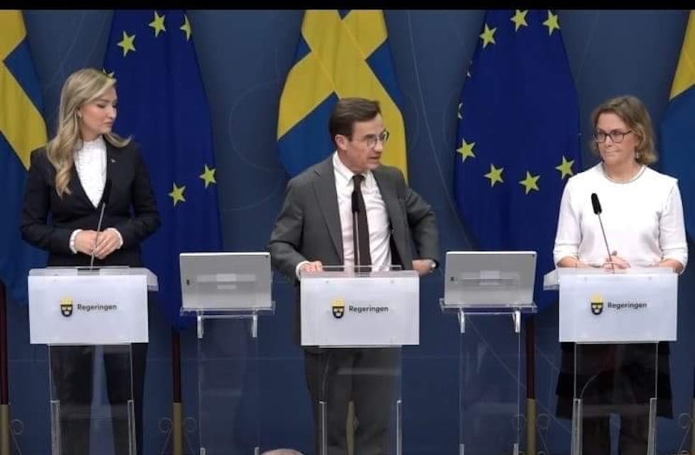 Den svenske statsministeren og energiministeren under pressekonferansen denne uken da landets strømstøtteordning ble presentert.   Foto: Stillbilde fra direktesending av pressekonferansen