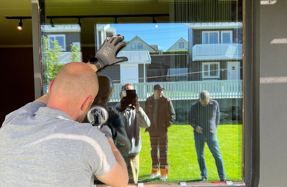 Bildet viser Simon Trulssen hos Græsdal Glass idet han setter inn 48 mm tykt trelags glass i et eldre vindu med den nye innfestningsløsningen fra Z-Clix. Bilde: Græsdal Glass.