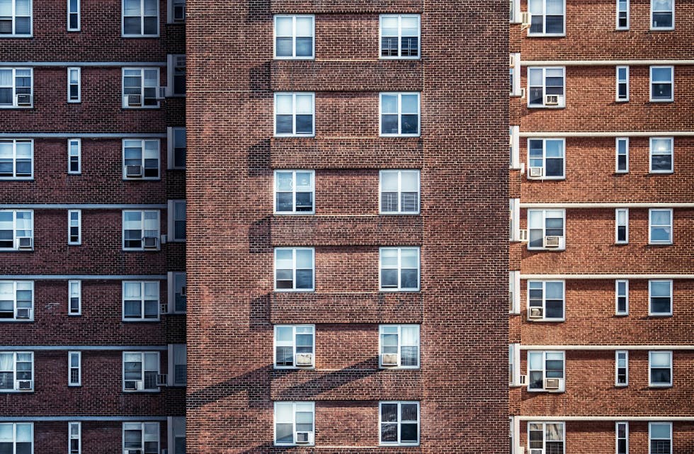 Et borettslag eller sameie med 1000 vinduer vil kunne spare flere millioner kroner ved å oppgradere vinduene og balkongdørene, i stedet for å kjøpe komplette nye. Bilde: Pexels Mad Byte.