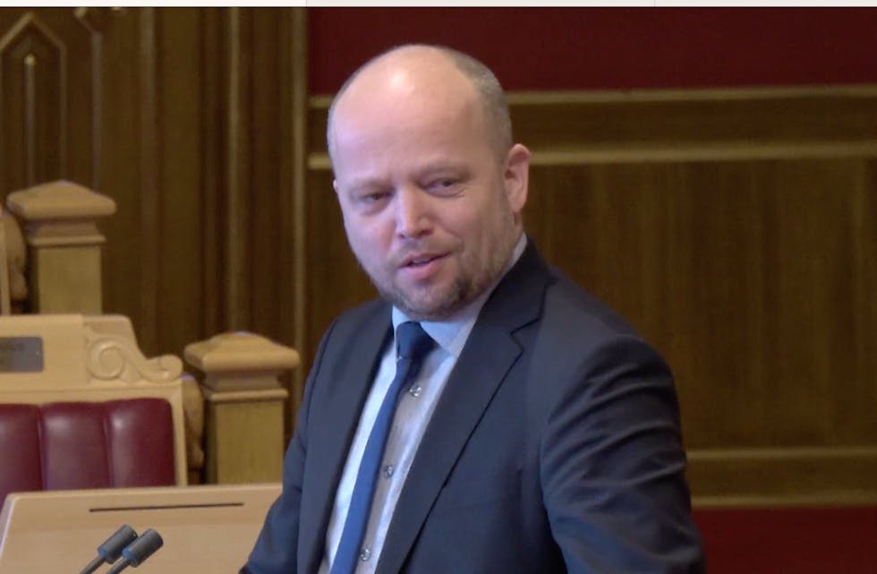 Trygve Slagsvold Vedum på Stortingets talerstol forrige uke som stortingsrepresentant og ikke lenger finansminister. Foto: Skjermdump Stortinget