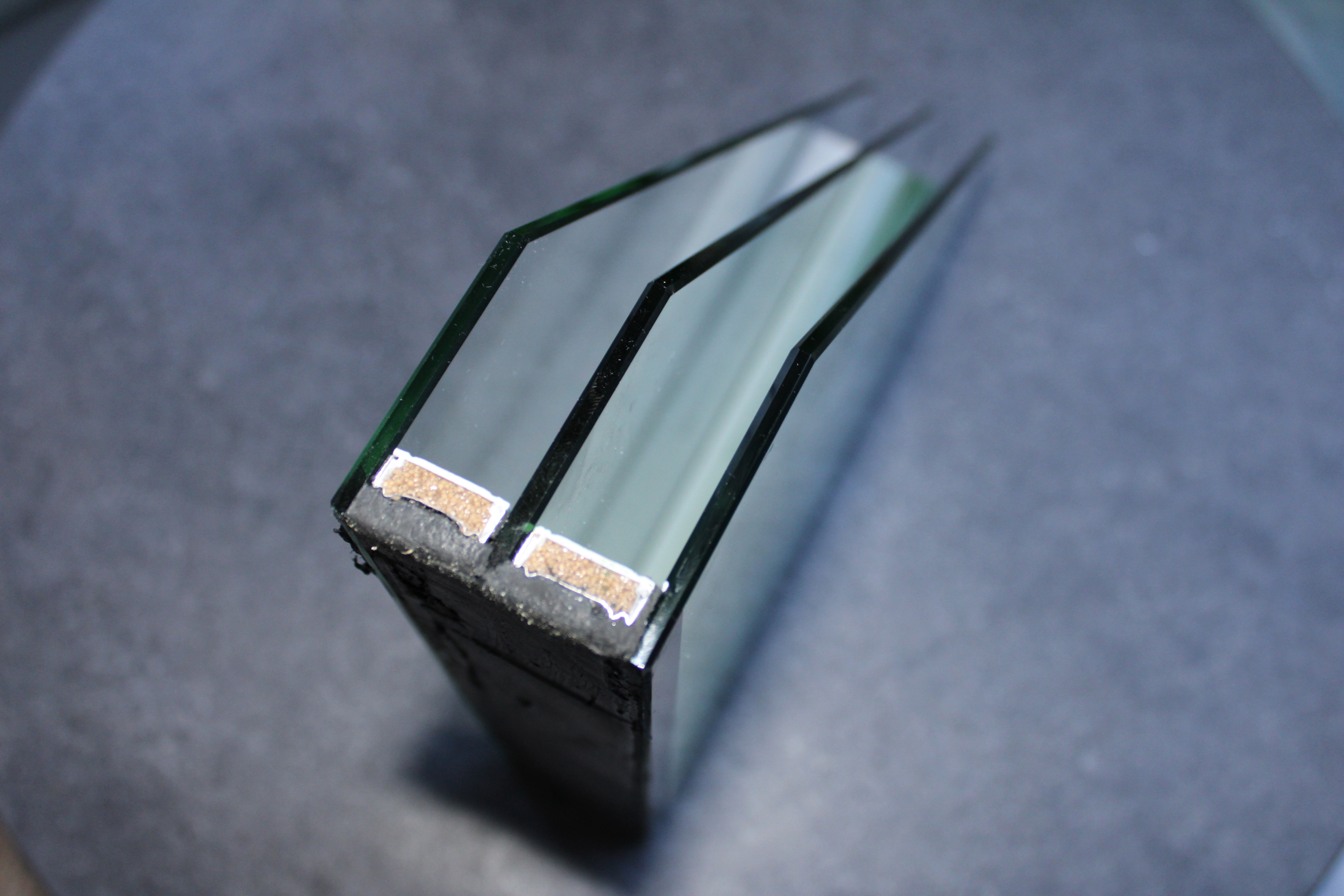 Snitt av et trippelglass av typen som ble satt inn i boligen. Det gamle glasset hadde bare to glasslag som hadde ca. 4 ganger så dårlig isolasjonsevne.