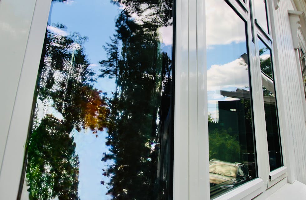 Vindu fra 1975 oppgradert med trelagsglass og påmontert vedlikeholdsfri aluminiumskledning på utsiden.