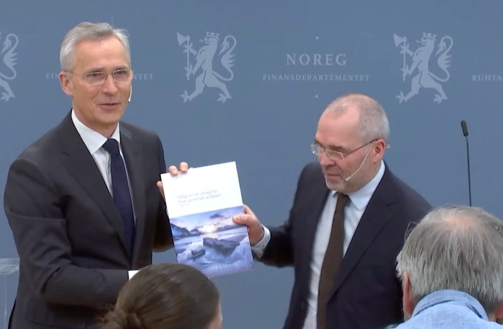 Utvalgsleder overrekker utvalgsrapporten til finansministeren. Foto: Finansdepartementet (screenshot fra pressekonferanse i dag)