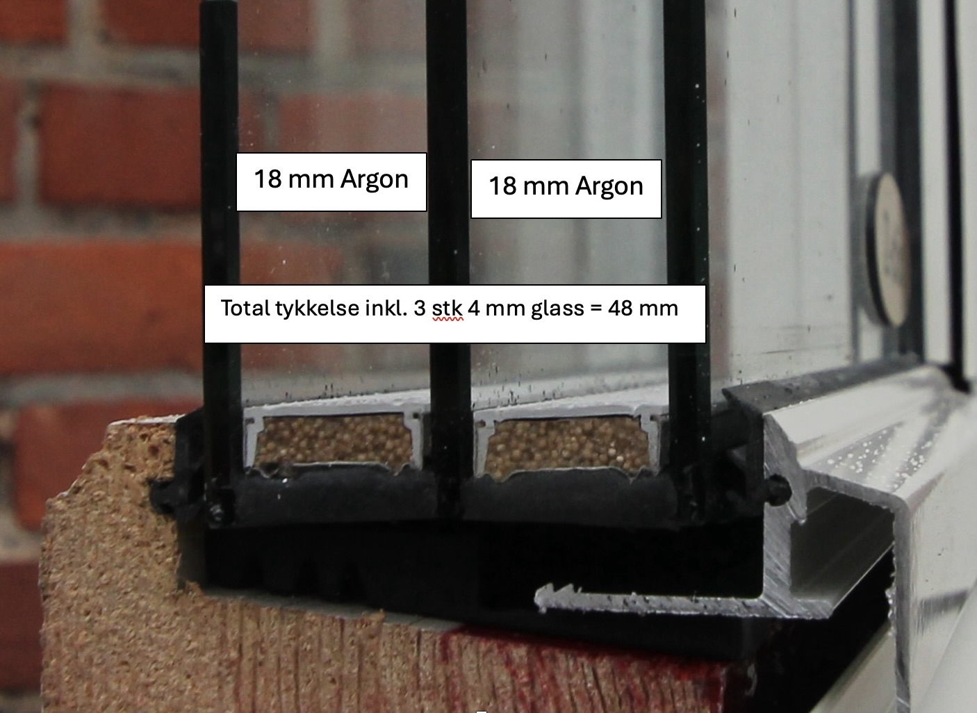 Slik er et trelagsglass som oppfyller Enovas krav vanligvis bygd opp. Dette glasset har u-verdi 0,5 og gir vanligvis u-verdi på ca. 0,8 for hele konstruksjonen dersom vinduet er i størrelse ca. 1,2 x 1,4 meter, dvs. 0,2 bedre enn det regjeringen nå foreslår. Foto: Energinytt24.no