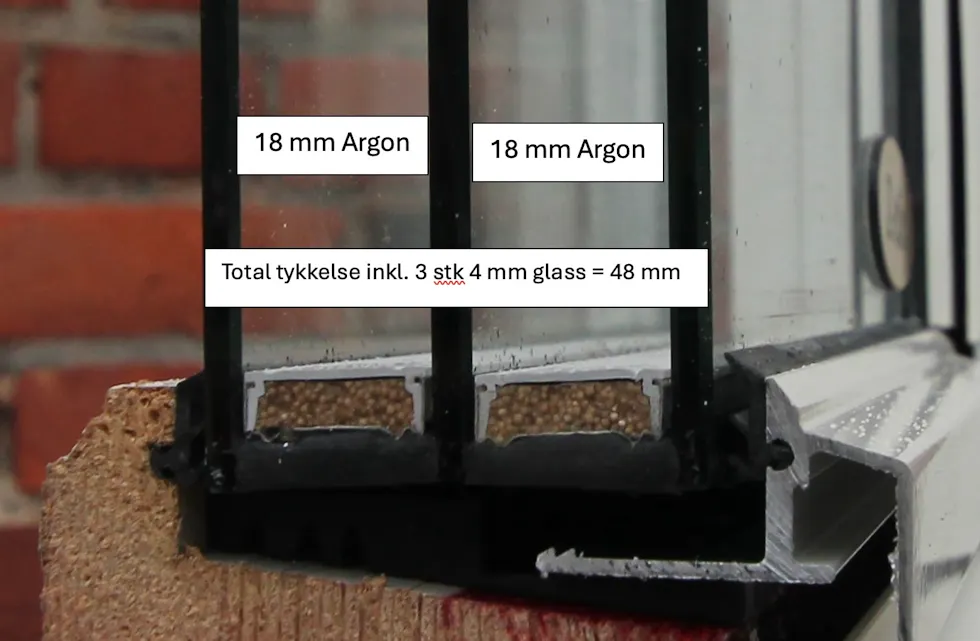 Slik er et trelagsglass som oppfyller Enovas krav vanligvis bygd opp. Dette glasset har u-verdi 0,5 og gir vanligvis u-verdi på ca. 0,8 for hele konstruksjonen dersom vinduet er i størrelse ca. 1,2 x 1,4 meter, dvs. 0,2 bedre enn det regjeringen nå foreslår. Foto: Energinytt24.no